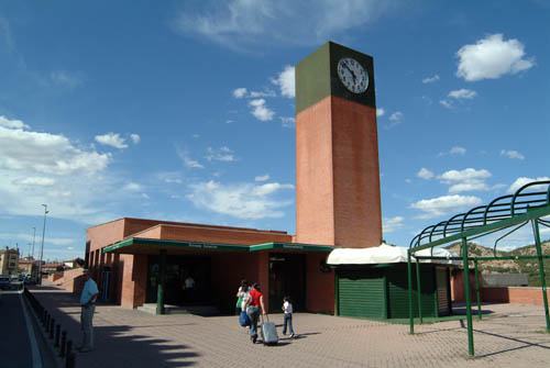 Acceso exterior y torre del reloj de la Estación de Autobuses de Teruel