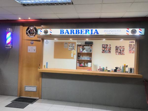 Local de Lewis el Barber dentro de la estación