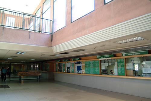 Hall de la estación donde se encuentran información y consigna